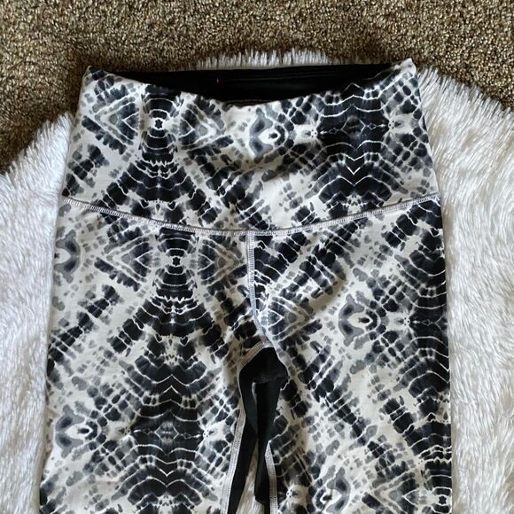 VSX Sport Victoria’s Secret Crop Leggings Wormens Size Small - Picture 3 of 6